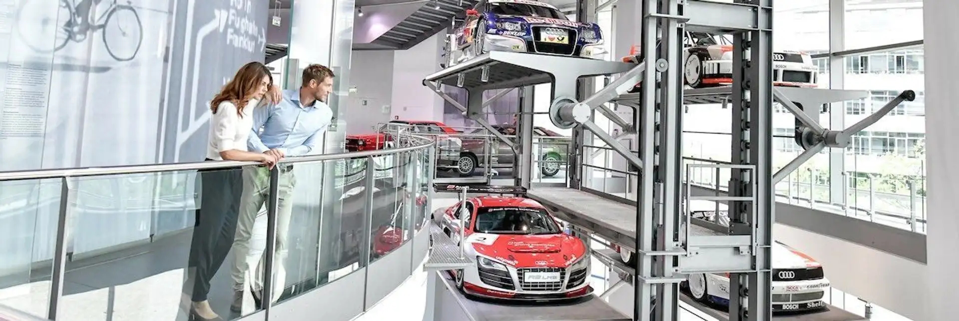 2 Personen sehen sich die Exponate des Audimuseums Ingolstadt an.